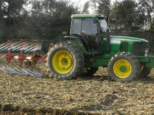 tractor con arado vertedera