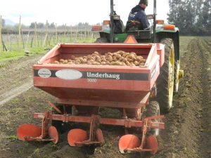 tractor con sembradora de papas